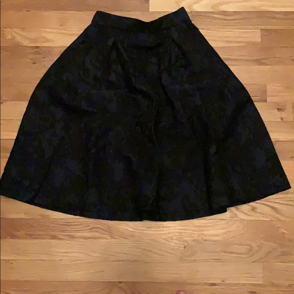 Size 4 H&M skirt. Great condition! - Picture 1 of 4